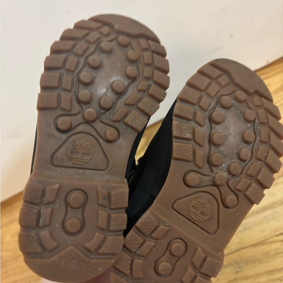 Kids Black and Tan Timberland Boots size 8 EUC - Picture 4 of 5